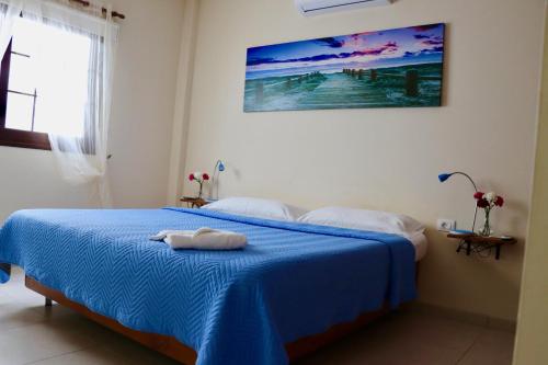 a bedroom with a bed with a blue blanket at Casa Yoel in Granadilla de Abona