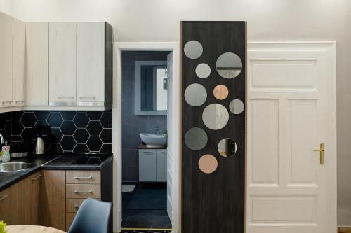 una cucina con porta con cerchi di Apartmani Galea a Sombor