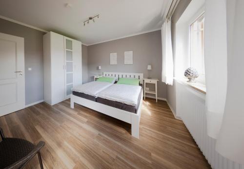 - une chambre avec un lit et une fenêtre dans l'établissement Alpenherz-Wallgau, à Wallgau