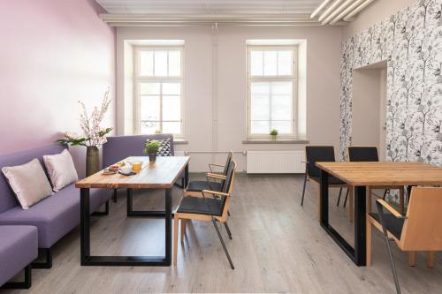 a living room with a table and a couch at Hotelli Rakuuna in Lappeenranta