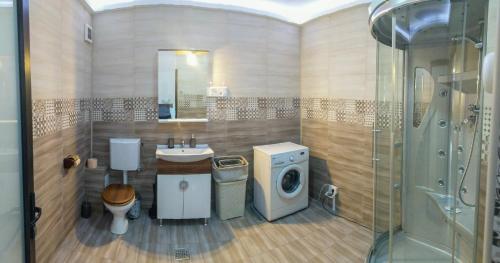 uma casa de banho com um lavatório e uma máquina de lavar roupa em Stefy & Marie em Constança