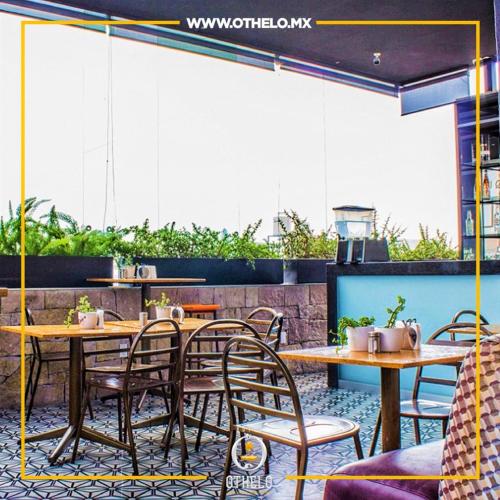 a restaurant with tables and chairs in a room at Othelo Boutique Hotel Mexico in León