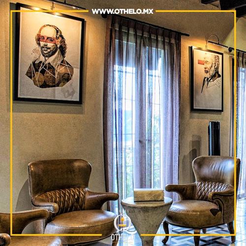a living room with two chairs and a window at Othelo Boutique Hotel Mexico in León