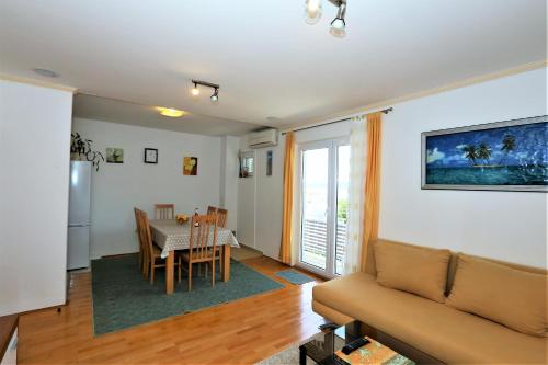 una sala de estar con un sofá y una mesa en Apartmani Vinko, en Baška Voda