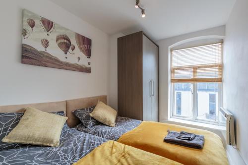 מיטה או מיטות בחדר ב-Luxury Central Newcastle Apartment 23