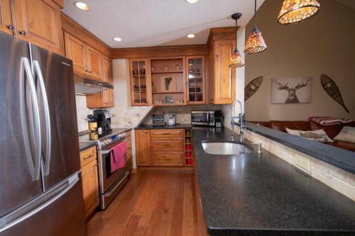 Una cocina o zona de cocina en Okemo Mountain Lodging