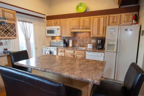 Una cocina o zona de cocina en Okemo Mountain Lodging