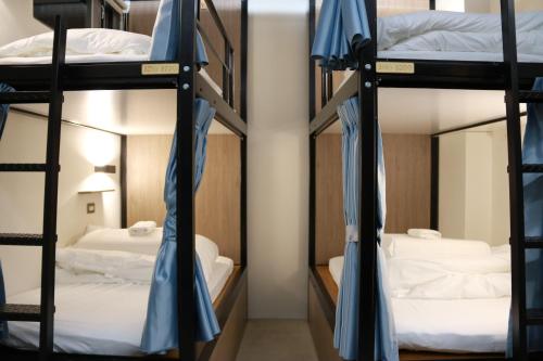 Postel nebo postele na pokoji v ubytování Dan Hostel丹居青旅