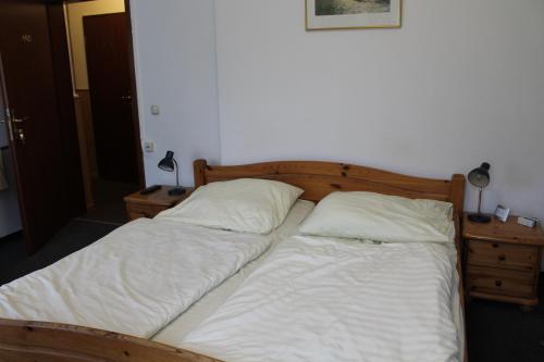 Letto o letti in una camera di Pension Locarno