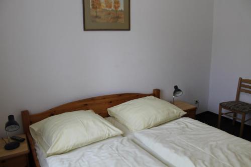 Letto o letti in una camera di Pension Locarno