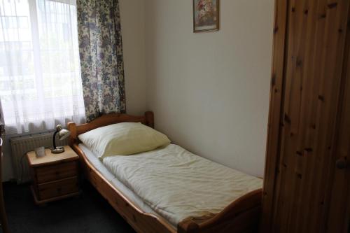 Letto o letti in una camera di Pension Locarno