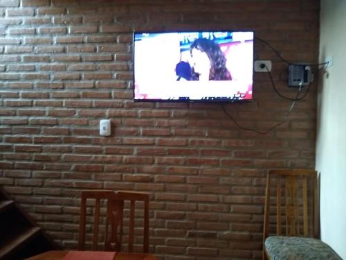 Televisyen dan/atau pusat hiburan di Cabañas La Belen