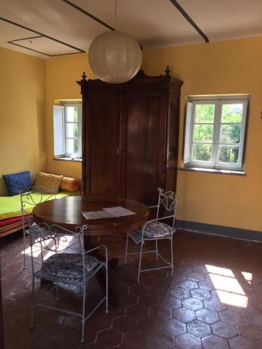 sala de estar con mesa de madera y sillas en Luminoso Bilocale, en Magnano
