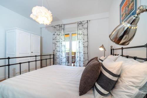 sypialnia z dużym białym łóżkiem z poduszkami w obiekcie Apartment 1001 Nights w mieście Zadar