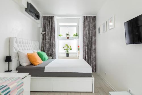 una camera bianca con un letto e una finestra di Studio apartment Petra a Spalato (Split)