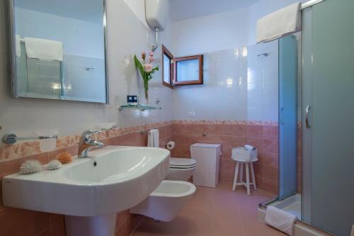 A bathroom at Villa Eos