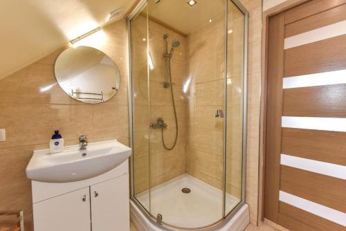 La salle de bains est pourvue d'une douche et d'un lavabo. dans l'établissement Sodyba Preiloje, à Neringa