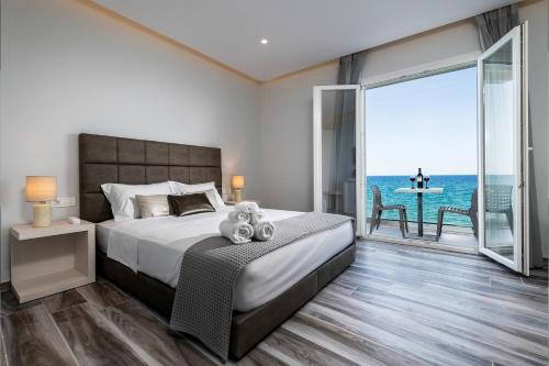 Postel nebo postele na pokoji v ubytování Kyma Rooms & Suites