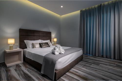 Postel nebo postele na pokoji v ubytování Kyma Rooms & Suites
