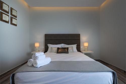 Postel nebo postele na pokoji v ubytování Kyma Rooms & Suites