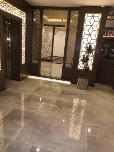 eine Lobby mit einem großen Fliesenboden und einer Tür in der Unterkunft Hotel Zayara in Riad