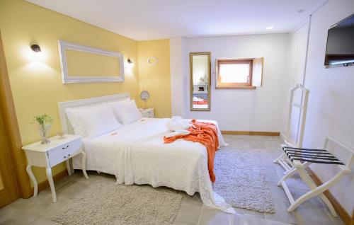 Ένα ή περισσότερα κρεβάτια σε δωμάτιο στο Casa da Amendoeira