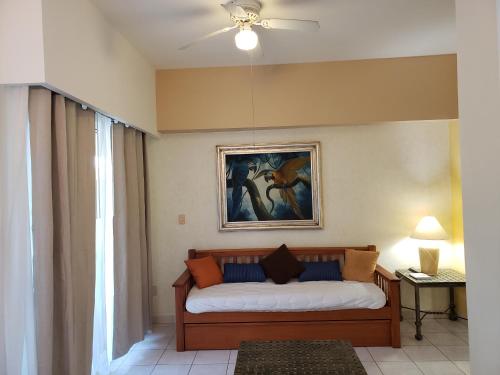 - une chambre avec un lit et une peinture murale dans l'établissement Costa Bonita Beach & Resort, à Mazatlán