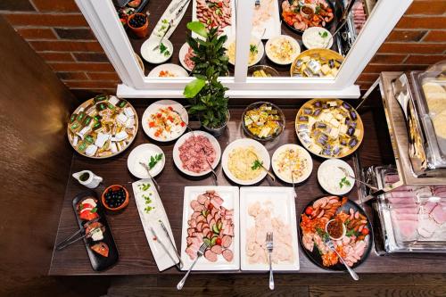 une table avec de nombreuses assiettes de nourriture dessus dans l'établissement Gertrudy Old Town Apartments, à Cracovie