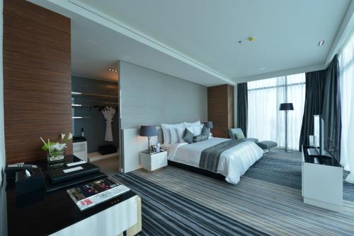 una camera d'albergo con letto e TV di Ramee Grand Hotel And Spa a Manama