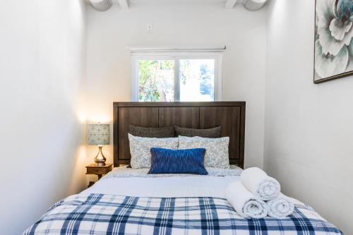 a bedroom with a bed with towels on it at Charming 1-Bedroom Home near Downtown Culver in Los Angeles
