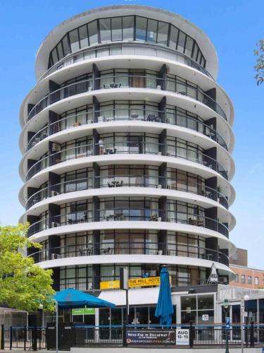 ブリスベンにあるMadison Tower Mill Hotelの大きな丸い建物