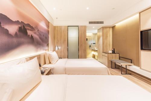 Ein Bett oder Betten in einem Zimmer der Unterkunft Atour Hotel Qingdao Airport Chengyang Wanxianghui