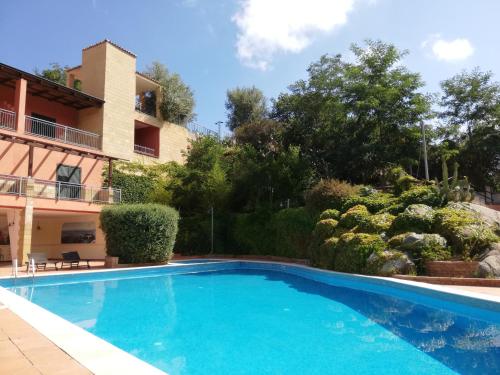 una piscina frente a una casa en Residenza Mediterranea en Zambrone