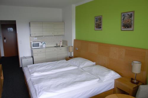 Postel nebo postele na pokoji v ubytování Apartmány Wellness Holiday Frymburk