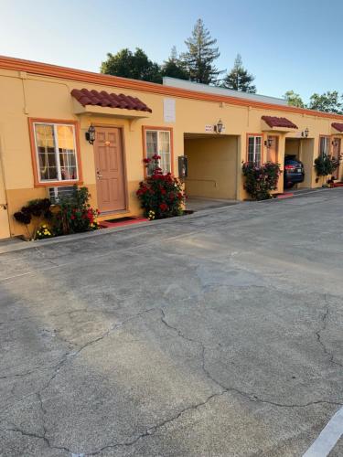 an empty parking lot in front of a building at Budget Motel in Mountain View