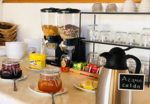 Příslušenství pro přípravu čaje a kávy v ubytování Villa Lavinia B&B