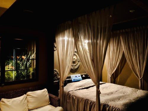 En eller flere senge i et værelse på HOTEL KAZAN (Adult Only)