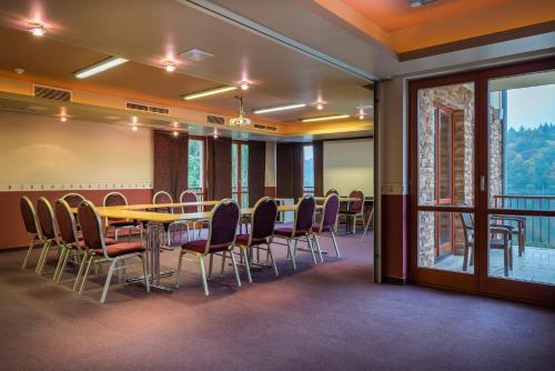 a conference room with a table and chairs at Tó Wellness Hotel in Bánk