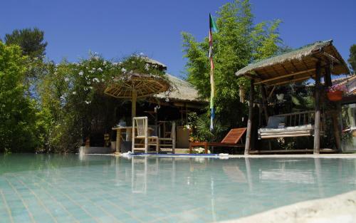 un complejo con piscina y casa en Bambou House, en Aix-en-Provence