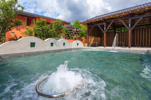 a pool with a water fountain in the middle at 埔里夏都華蔓山林日式會館 Puli Huaman Villa in Puli