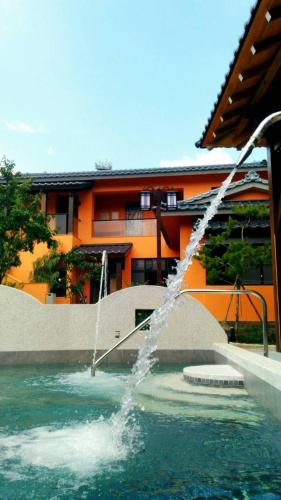 a water fountain in front of a building at 埔里夏都華蔓山林日式會館 Puli Huaman Villa in Puli