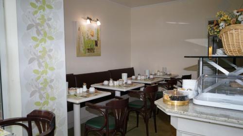 
A restaurant or other place to eat at Entrée Groß Borstel Garni Hotel
