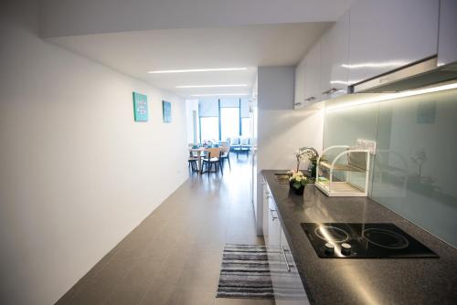クアラルンプールにあるKL Sentral Bangsar Suites EST BY PSM LUXURY SUITESのキッチン(シンク付)、ダイニングルーム