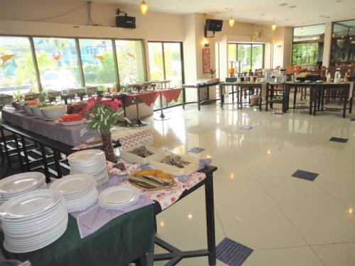 Restoran atau tempat lain untuk makan di La Moon At Phuket - SHA Extra Plus