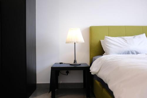 Ένα ή περισσότερα κρεβάτια σε δωμάτιο στο Cozy Kanvas Soho Suites
