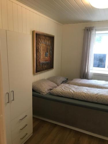 1 dormitorio con 2 camas y un cuadro en la pared en Notodden Sentrum Apartment NO 1, en Notodden