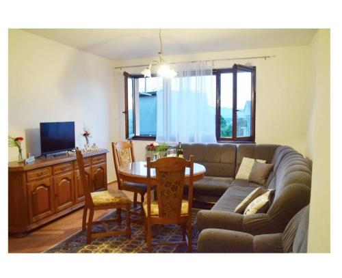 - un salon avec un canapé et une table dans l'établissement Apartmani Baljak, à Livno