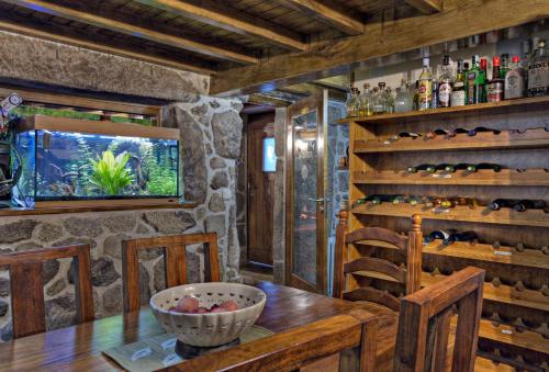 Casa Rural Vella da Rivera في O Sisto: غرفة طعام مع طاولة وكراسي
