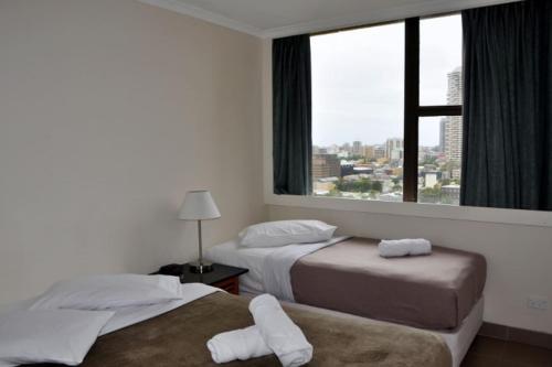 Un pat sau paturi într-o cameră la Accommodation Sydney City Centre - Hyde Park Plaza 3 bedroom 1 bathroom Apartment