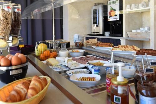 Una línea de buffet con huevos, pan y otros alimentos. en Hotel Palazzu & SPA - Adult Only, en Galeria